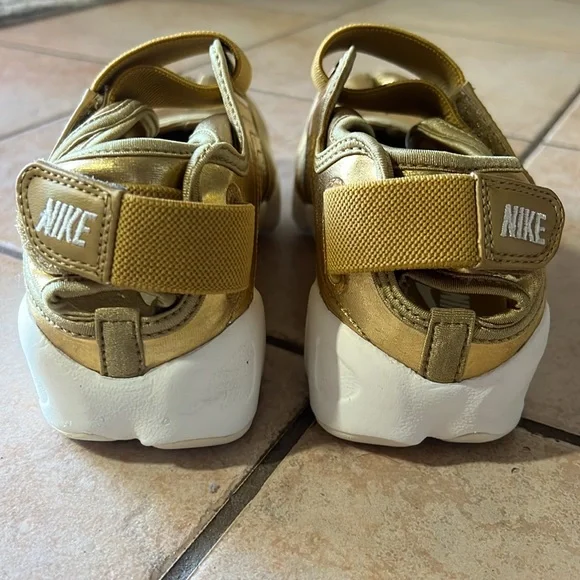 RARE -LIKE NEW Nike Air Rift Metallic Gold Tabis Training Sandal Shoe, Sz 7 - Picture 4 of 10
